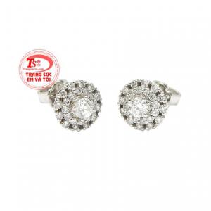 Kết hợp từ vàng trắng và kim cương thiên nhiên tạo nên một đôi hoa tai sang trọng và đẳng cấp.