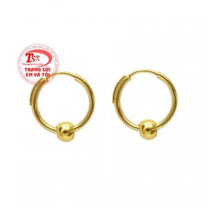 Hoa tai nhỏ dễ thương được thiết kế với phong cách đơn giản mang đến vẻ tươi trẻ và tinh nghịch.