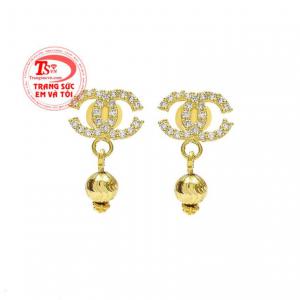 Hoa tai nữ phong cách với kiểu dáng trẻ trung và hợp thời trang. 