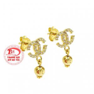 Sản phẩm gắn đá cz nhỏ giúp đôi hoa tai càng thêm phần nữ tính và cuốn hút hơn. 