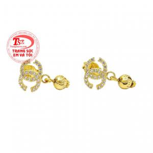 Hoa tai là món đồ trang sức không thể thiếu với phái đẹp. 