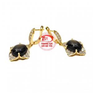 Điểm nhấn của đôi hoa tai chính là viên đá Sapphire sao đầy lấp lánh tạo điểm thu hút cho phái đẹp.