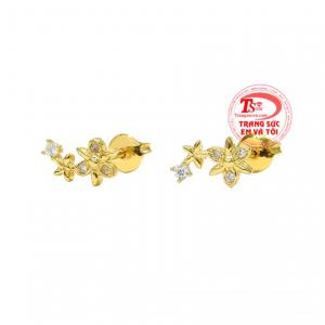 Đôi hoa tai nhỏ xinh là điểm nhấn giúp cho màu da của phái đẹp sáng hơn và trông trẻ trung hơn. 