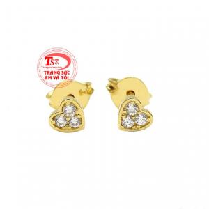 Các nhà thiết kế đã khéo léo kết hợp vàng tây 10k cùng đá cz để giúp đôi bông tai càng thêm cuốn hút hơn.