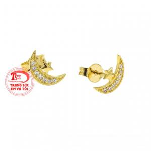 Lấy cảm hứng từ phong cảnh thiên nhiên tuyệt đẹp là mặt trăng và ngôi sao tạo nên đôi hoa tai độc đáo và xinh xắn. 