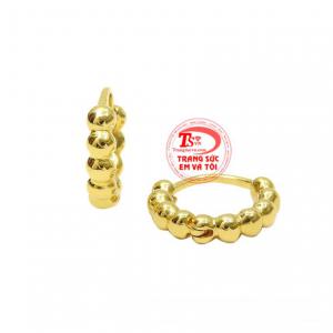 Hoa tai vàng tròn là mẫu hoa tai được nhiều người yêu thích.