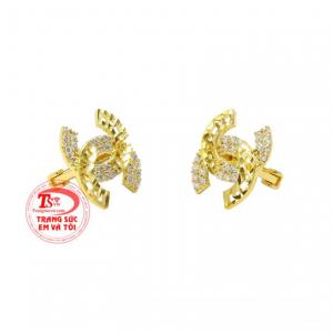 Đôi hoa tai này không chỉ là phụ kiện mà nó còn truyền tải thông điệp riêng tạo điểm nhấn, tôn vinh giá trị đích thực của phái đẹp.