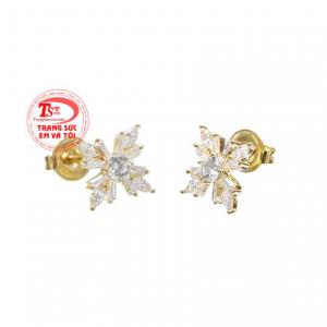 Đôi hoa tai lấp lánh giúp gương mặt người dùng cũng thêm phần tỏa sáng. 