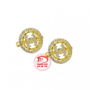 Sản phẩm không chỉ tô điểm thêm nét rạng ngời của gương mặt mà còn tôn vinh giá trị, vẻ đẹp cá tính của mỗi người. 