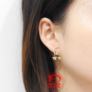 Hoa tai vàng trăng sao là món quà yêu thương để dành tặng cho một nửa của mình.