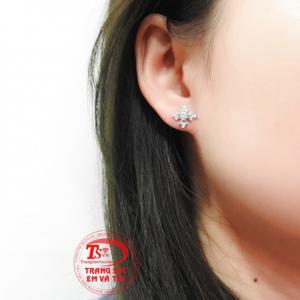 Hoa tai vàng trắng tỏa sáng là món quà tinh tế để các chàng có thể dành tặng đến người phụ nữ mà mình yêu thương.