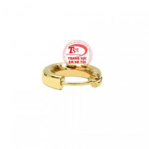 Hoa tai vàng hiện đang là trang sức được nhiều khách hàng ưa chuộng. 