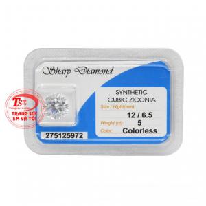 Kim cương nhân tạo 12 ly với những cắt sắc nét, tỉ mỉ tạo nên một viên kim cương lấp lánh