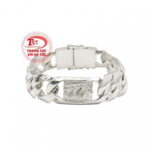 Lắc bạc bản lĩnh phái mạnh được chế tác với chi tiết hình con rồng biểu tượng cho sức mạnh và quyền lực. 