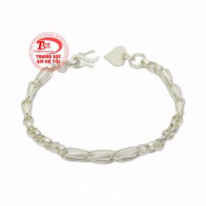 Lắc bạc cá tính cho bé được chế tác đầy tinh xảo, hợp thời trang.