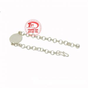  Vì vậy các bậc cha mẹ thường cho khắc tên, địa chỉ và số điện thoại lên lắc tay