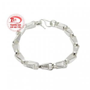 Lắc bạc nam mạnh mẽ được chế tác từ bạc 92.5 bền đẹp.