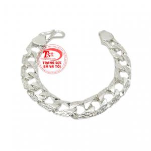 Lắc bạc nam nổi bật với những họa tiết được chạm khắc mang nét nam tính và mạnh mẽ. 