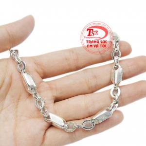 Lắc tay bạc nam phù hợp với nhiều độ tuổi.