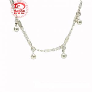 Ngoài công dụng kị gió, đeo lắc tay bạc cho con còn giúp cha mẹ nhận biết được tình trạng sức khỏe của con.