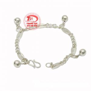 Từ bao đời nay trang sức bạc có tác dụng rất tốt cho sức khỏe của các bé.