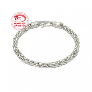 Lắc bạc phái mạnh được thiết kế với kiểu dáng mới lạ, nam tính và hợp thời trang.
