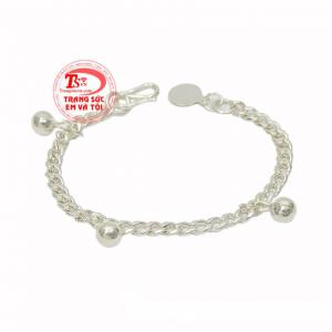 Lắc bạc thời trang cho bé được chế tác từ bạc 92.5 sáng bóng, bắt mắt.