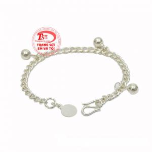 Quan niệm đeo lắc tay cho bé đã có từ thời xưa đến nay và có tác dụng kháng khuẩn rất tốt. 