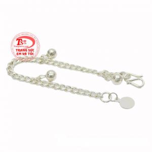 Hơn nữa sự chuyển màu của lắc bạc giúp cha mẹ nhận biết được tình trạng sức khỏe của con 