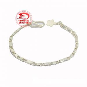 Lắc bạc thông thái cho bé được chế tác bóng bẩy, bắt mắt.