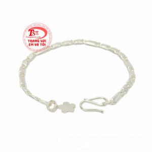 Đeo trang sức bạc giúp cho cha mẹ có thể nhận biết được tình trạng sức khỏe của bé.