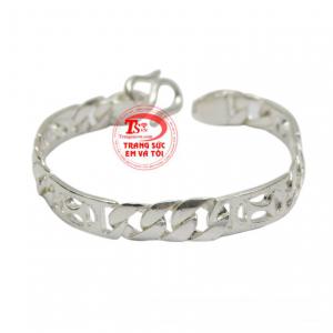 Lắc bạc trẻ em thời trang được chế tác tinh xảo, sáng bóng.