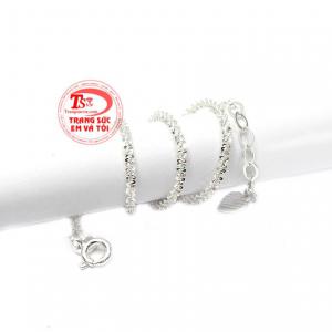 Chiếc lắc chân nhỏ càng làm tăng vẻ đẹp dịu dàng và quyến rũ của phái đẹp