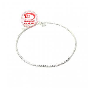 Lắc chân bạc tỏa sáng được thiết kế với kiểu dáng tinh tế