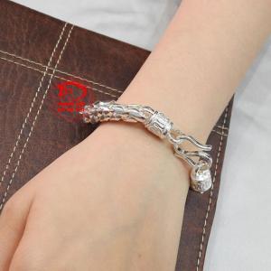 Bởi bạc có tính kháng khuẩn tốt, cản gió, tránh cho các cánh mày râu bị cảm cúm.