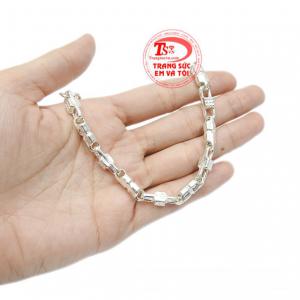Chiếc lắc tay được tặng mang tâm ý muốn được cùng nhau hạnh phúc và mãi không xa dời.
