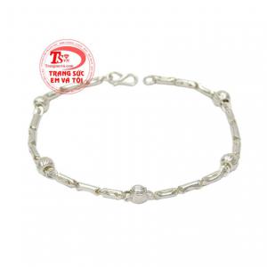 Lắc nữ bạc đáng yêu được thiết kế với các hạt bi tròn xinh xắn.