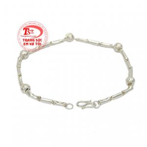  Lắc bạc là một trong những món đồ trang sức không thể thiếu với phái đẹp.