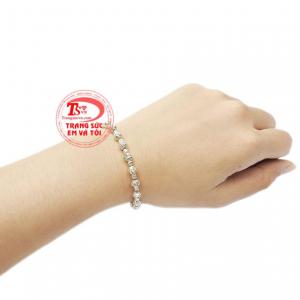 Lắc tay bạc cũng là món quà tuyệt vời cho người bạn yêu thương vào những dịp ý nghĩa.