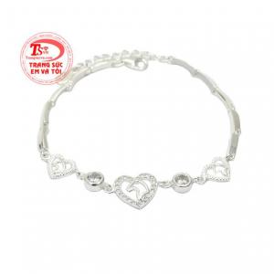 Lắc tay bạc trái tim thiết kế tinh tế và thanh lịch.