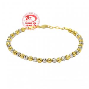 Lắc bi hiện đang là mẫu trang sức được ưa thích bởi nó không quá cầu kỳ, lộng lẫy nhưng vẫn khiến người đeo tỏa sáng.