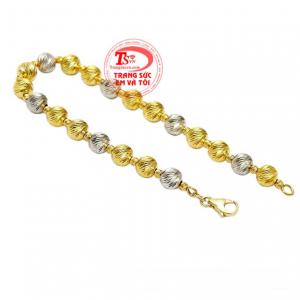 Sản phẩm chế tác tinh xảo bằng vàng 18k mang lại sự sang trọng, thời trang và cá tính.
