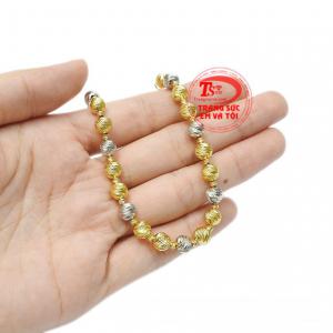 Cùng với sự kết hợp giữa những viên bi phay sáng càng làm tăng thêm sự tinh tế trong từng đường nét sản phẩm.