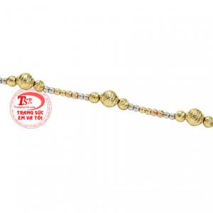 Sản phẩm kết hợp vàng trắng, vàng màu và vàng hồng khiến bất cứ ai cũng bị thu hút.