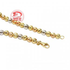 Chiếc lắc là sự kết hợp đầy sáng tạo của những viên bi phay sáng