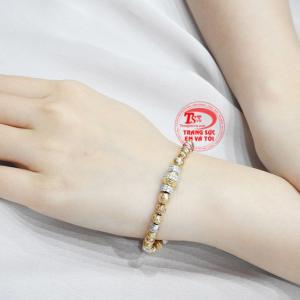 Sản phẩm cũng dễ dàng kết hợp với nhiều kiểu trang phục và phong cách thời trang cho các nàng tỏa sáng.