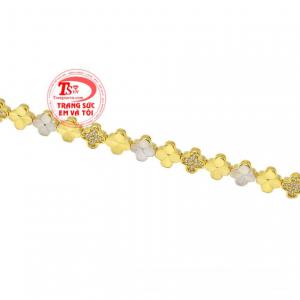 Lắc tay cỏ bốn lá dễ dàng kết hợp với nhiều kiểu trang phục tôn lên sự sang trọng, thanh lịch và quý phái.