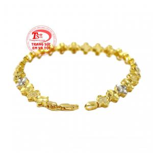 Sản phẩm với thiết kế hình cỏ bốn lá là biểu tượng mang lại may mắn và bình an cho phái đẹp.