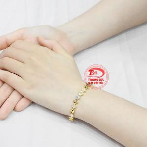 Sản phẩm luôn là món phụ kiện không thể thiếu của các cô nàng cá tính.