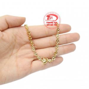 Chiếc lắc tay này là sự kết hợp giữa hồ ly và đồng kim tiền với ý nghĩa mang lại sự giàu sang và phú quý cho người đeo.